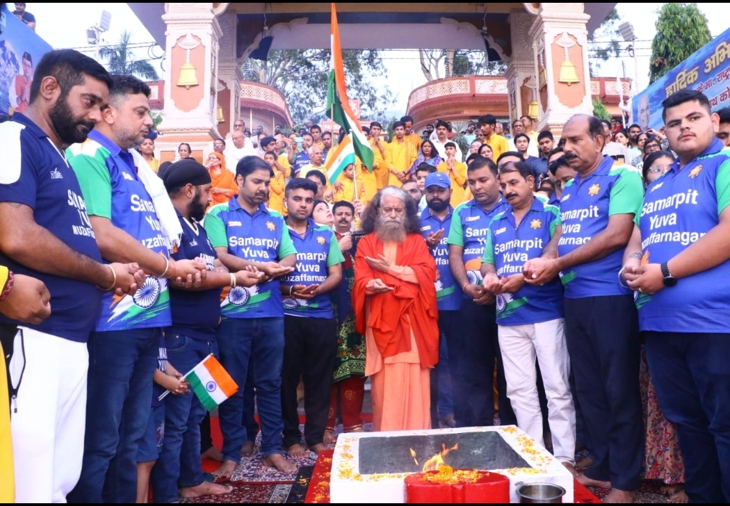 समर्पित युवा फांउडेशन, मुजफ्फरनगर द्वारा स्वामी चिदानन्द सरस्वती जी को स्टील से बने राष्ट्रीय ध्वज से किया सम्मानित* 