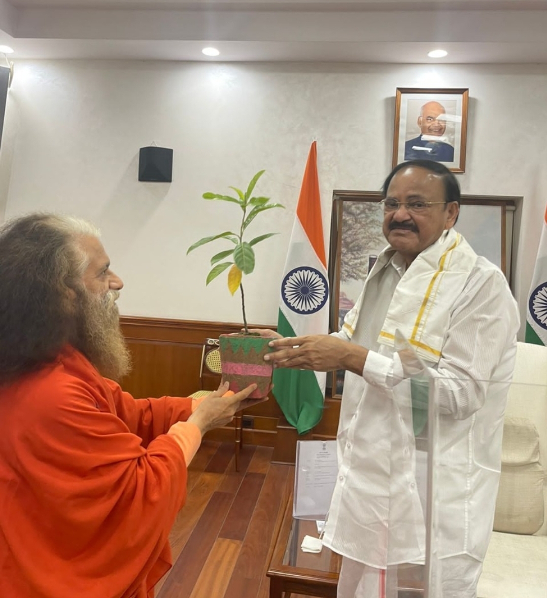 स्वामी चिदानन्द सरस्वती जी ने माननीय उपराष्ट्रपति जी को रूद्राक्ष का पौधा और अंगवस्त्र भेंट कर किया उनका अभिनन्दन* 